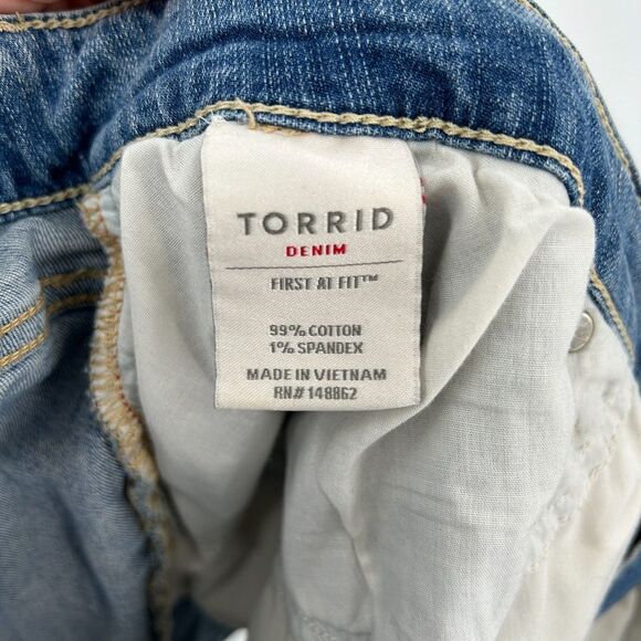 TORRID First At Fit Stretch Denim Cuffed Blue Jean Shorts Size 22 - Picture 4 of 4